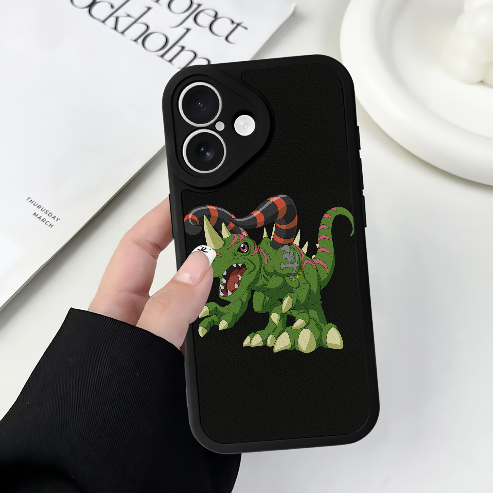 （画像用） Digimon デジタルモンスター/デジモン 【iPhone 16シリーズ対応】シリコンスマホケース（レザー調） 材質：シリコン